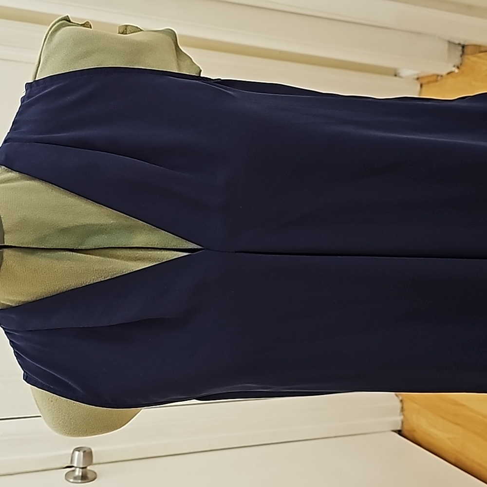 🔥Bundle. 2 Vince Camuto sleeveless v-neck blouses with inverted front. Sz S - Picture 3 of 9